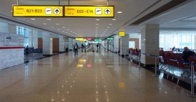 أبطال عقد الخواجة يصورون مشاهد من الفيلم في مطار القاهرة