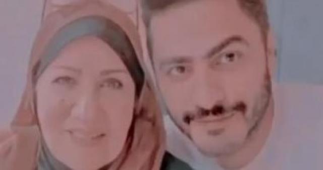 تامر حسني مع والدته