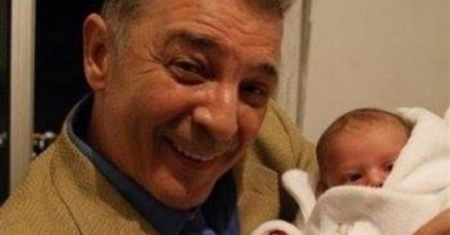 لحظات لا تنسى.. محمود حميدة ينشر صورة مع مولود صغير.. شاهد