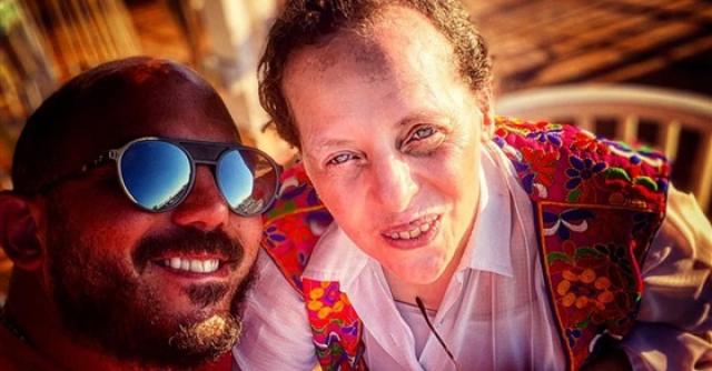 البركة كلها ست الكل .. محمود العسيلي ينشر صورة برفقة والدته