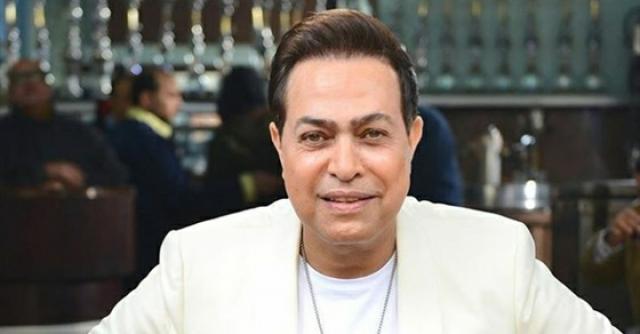 مع شاي كشرى.. حكيم لجمهوره: مين شاطر في الطاولة يجي يلاعبني