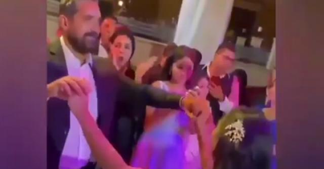 شاهد.. رقص أمير كرارة على أغنية لاقيت الطبطبة بفرح شقيقته